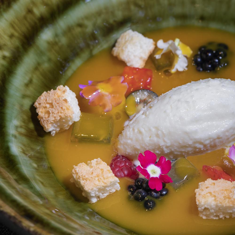 Sopa de manga e gengibre (gelado de manga, gengibre, coco com lima e frutas). © Kabuki Lisboa