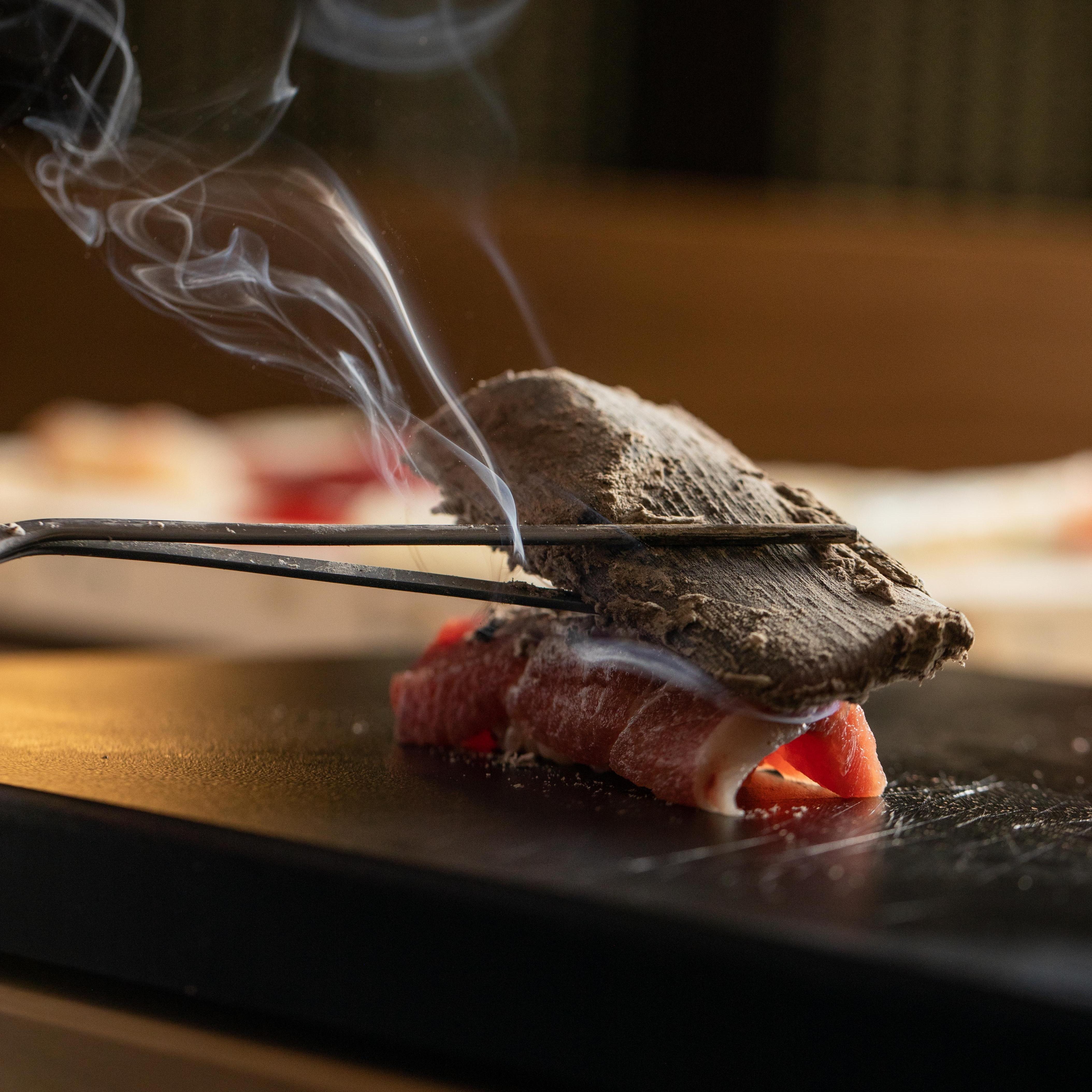 Nigiri aburi toro-bichotan. © Food Design/Zuara Sushi
