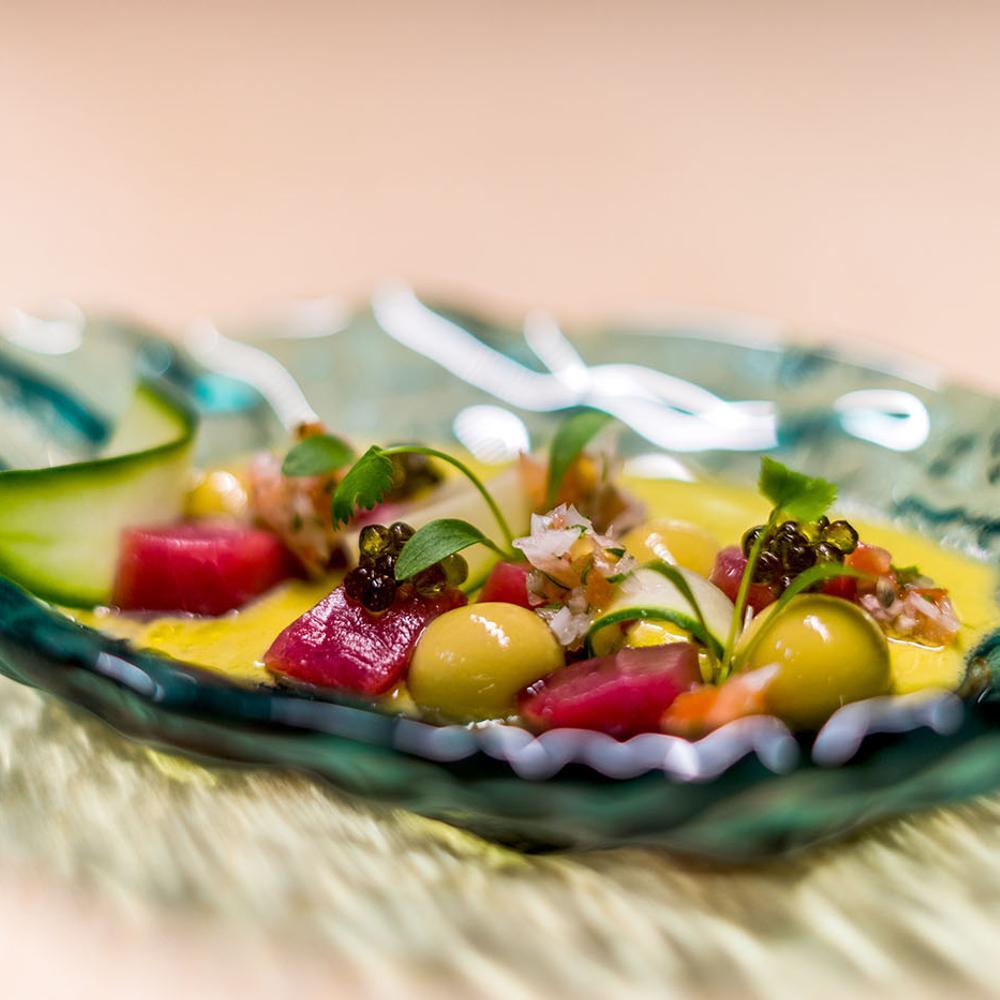 Atún rojo en cebiche de aceitunas verdes, sus esferas, salsa criolla, pepino y albahaca. © Les Amis