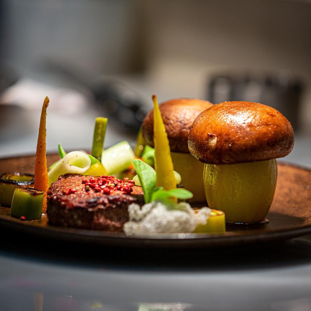 Texturas de vitelão, batata confitada com recheio de trufa, cebolete, cenourinhas da horta, alho francês, jus de vitela e pimenta rosa. © Rui Rocha/Rio by Paulo André