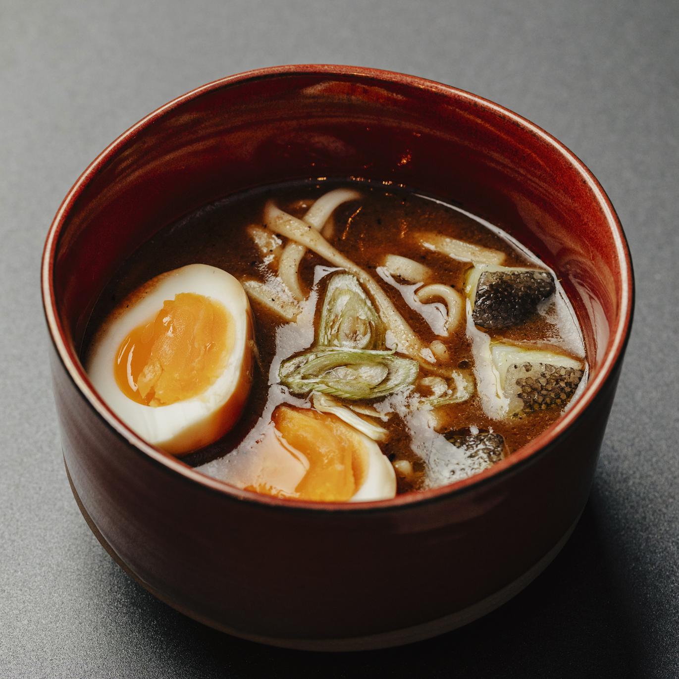 Ramen Zurrukutuna (Bacalao confitado, huevo marinado en soja, cebolleta y especias japonesas). © CANDELA FACTORIA/Nko Eneko