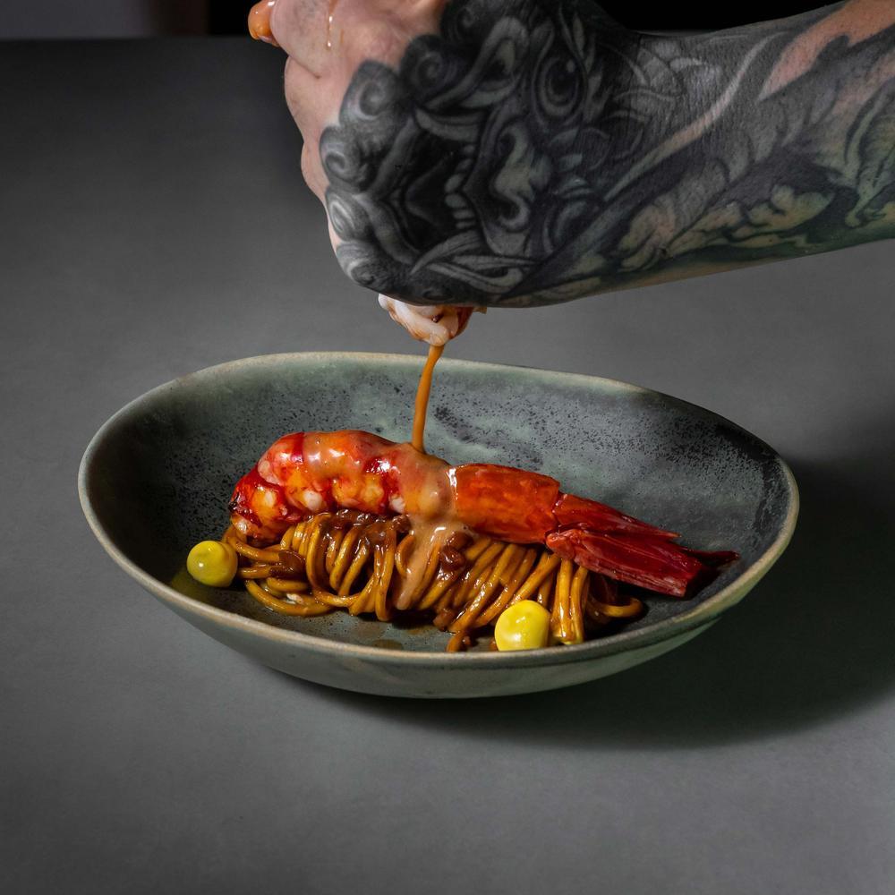 Noodles de paella con carabinero a la brasa y mayonesa de azafrán. @ Diego Arenas/Slow & Low